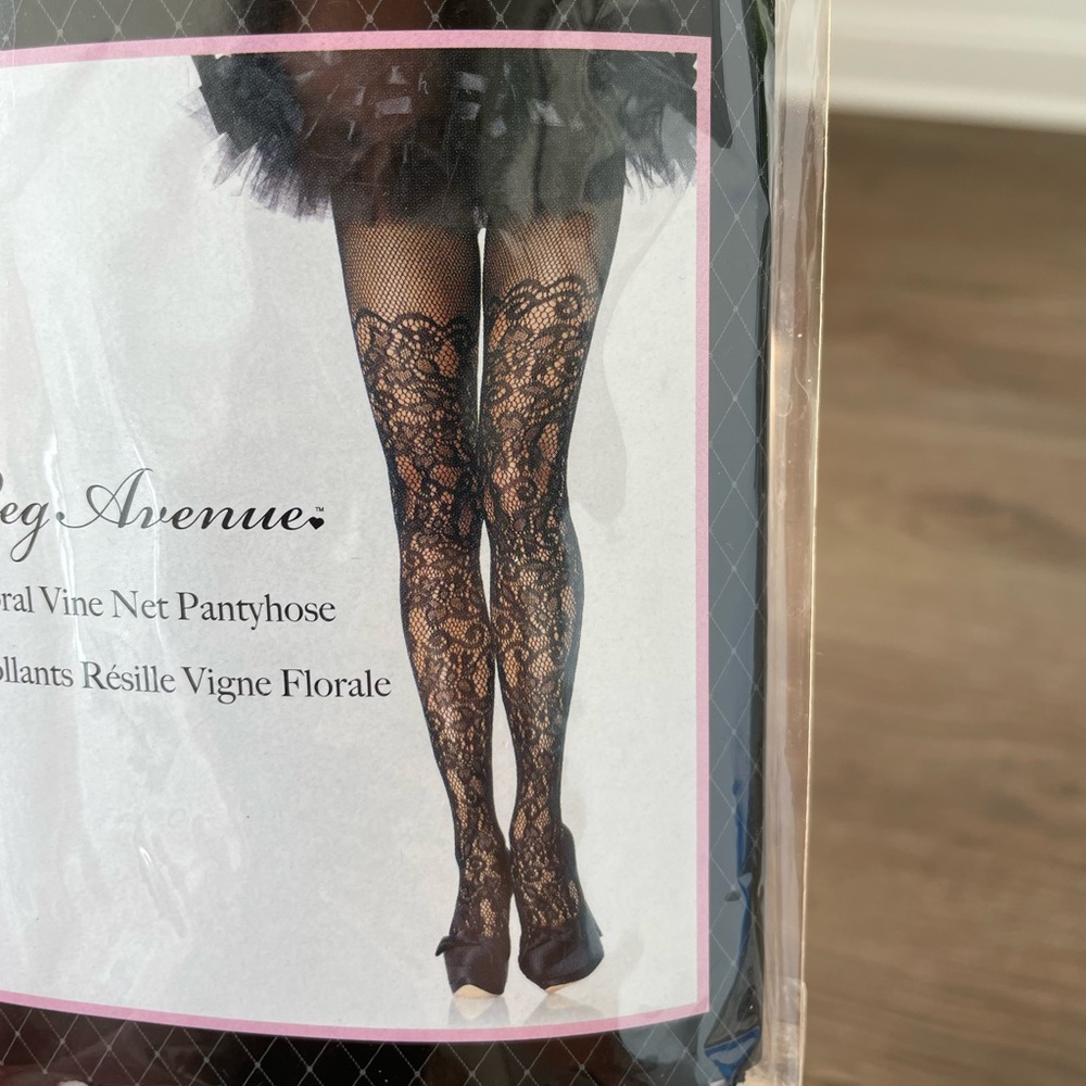 NWT Leg Avenue Floral Vine Net Pantyhose in Black